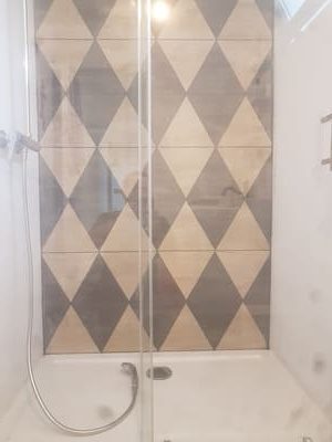 pose nouveau mitigeur + carrelage dans l'espace douche