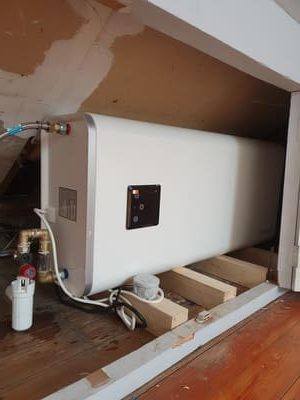 installation d'un chauffe-eau dans un petit espace sous mansarde
