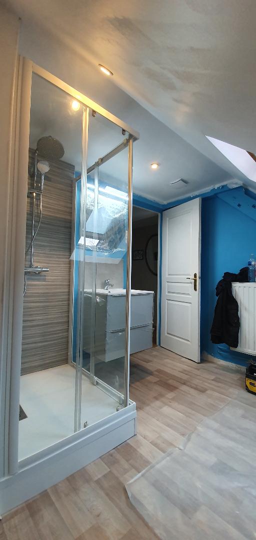 création de salle de bain sous mansarde